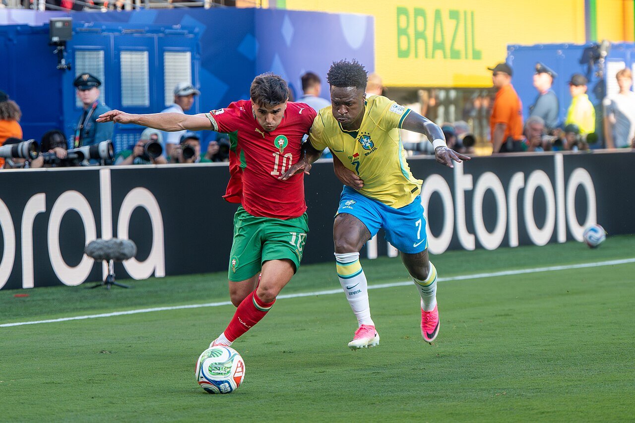 Vinícius Júnior com a camisa 7 da seleção brasileira disputa a bola em partida contra o Marrocos, em junho de 2026