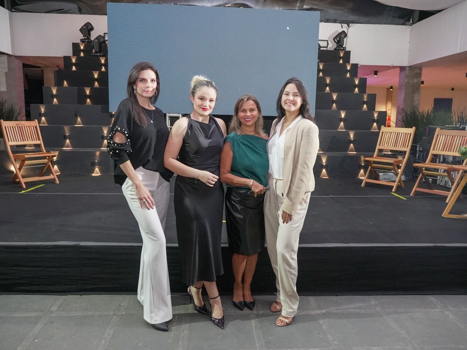 Equipe do Viva Mulher reunida em acao social do projeto