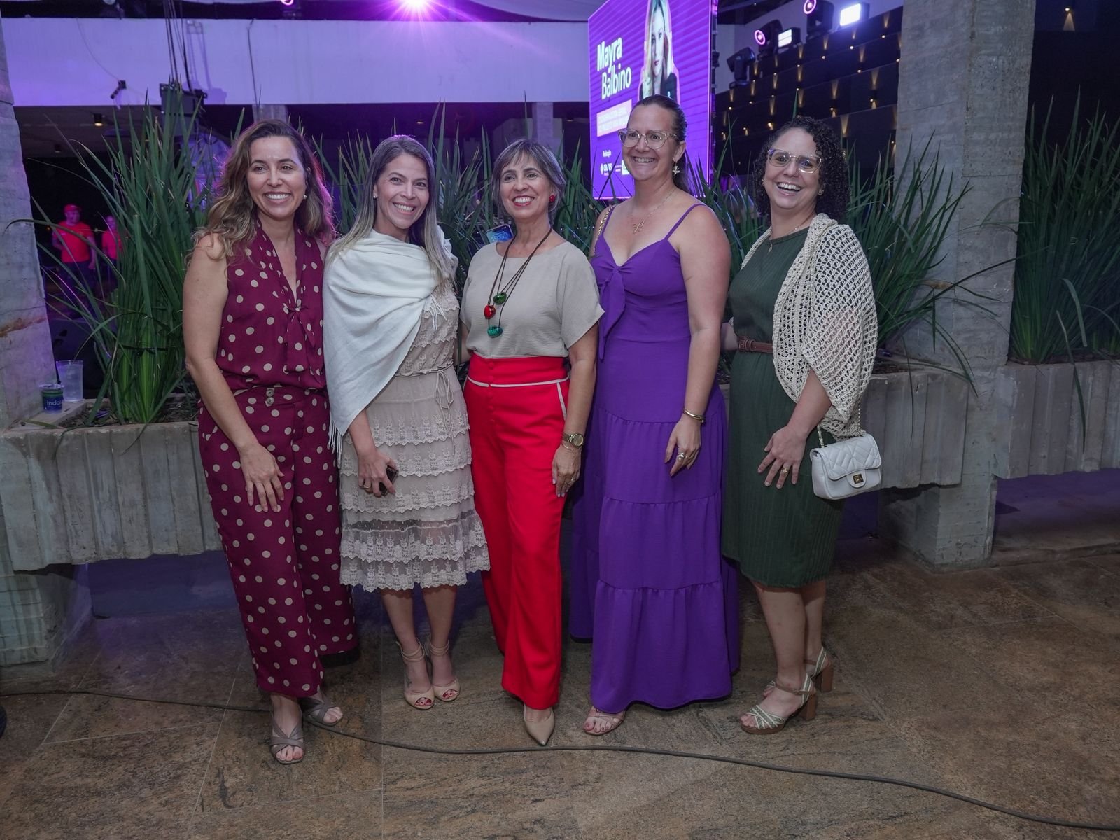 Equipe do Viva Mulher reunida com Liza Lopes em foto do evento