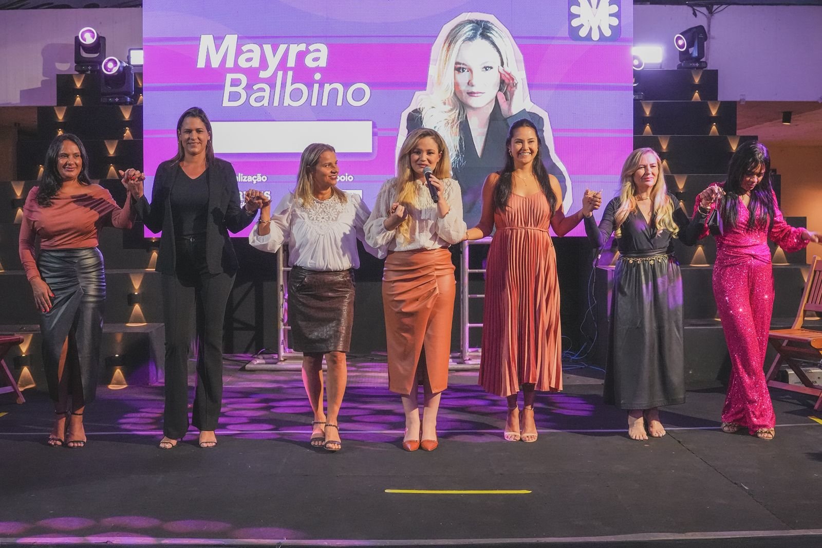 Apresentacao da serie de podcasts do Viva Mulher no palco do evento