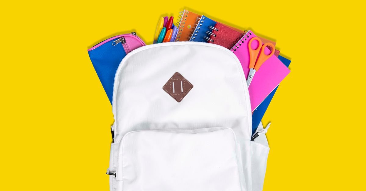 Mochila escolar branca cheia de cadernos, canetas coloridas e material escolar