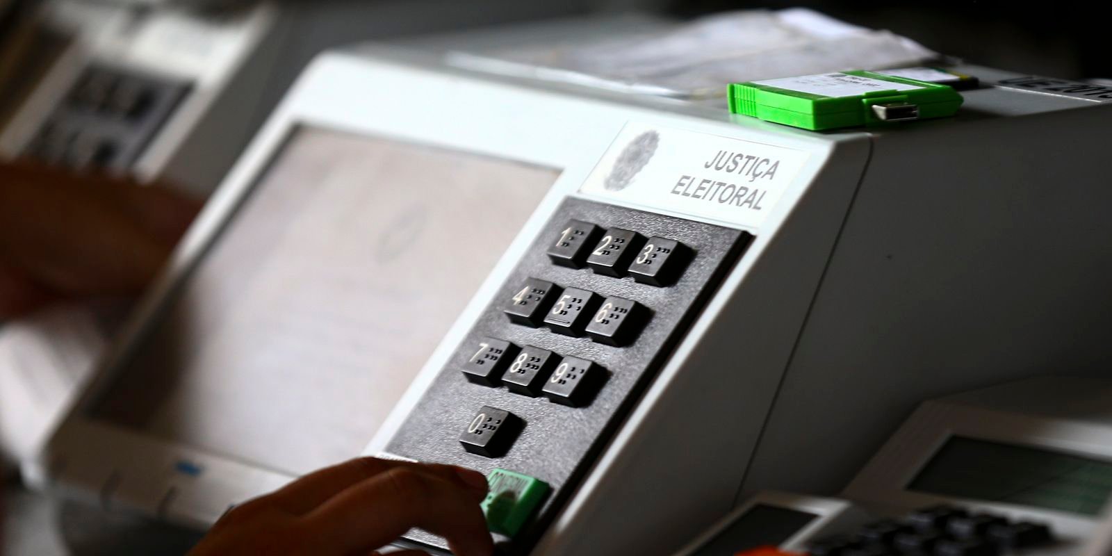 Eleitor digita voto em urna eletrônica da Justiça Eleitoral