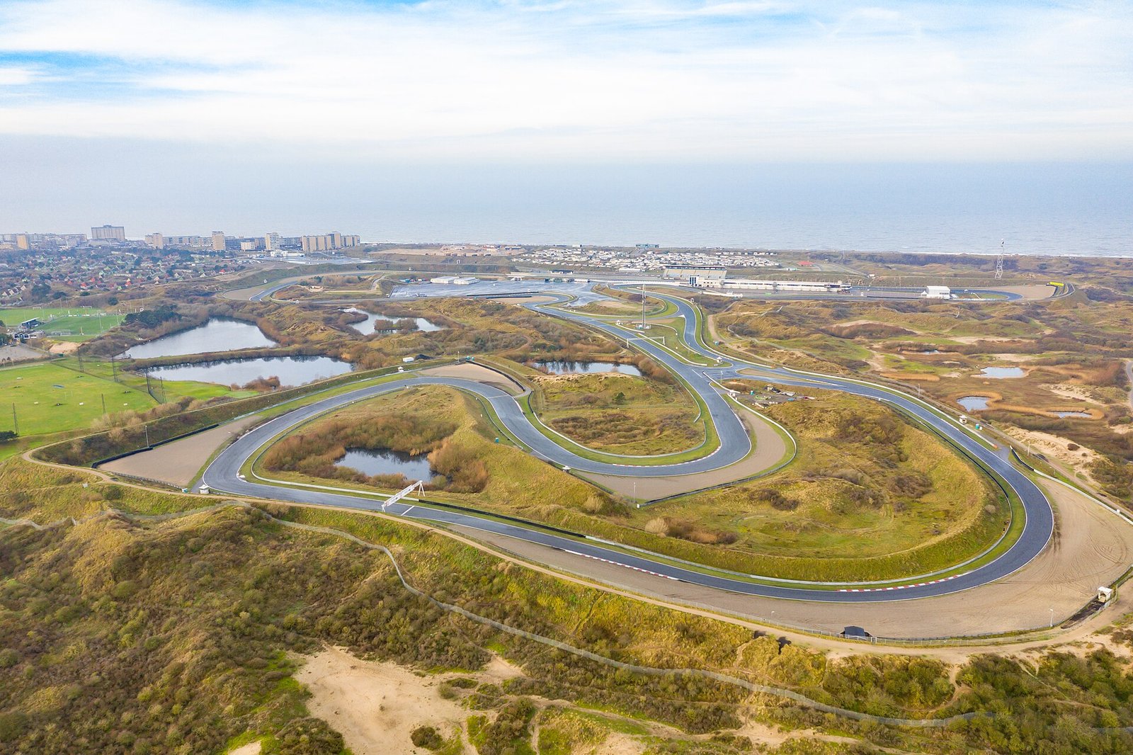 Vista aérea do circuito de Zandvoort, na Holanda, com o mar ao fundo